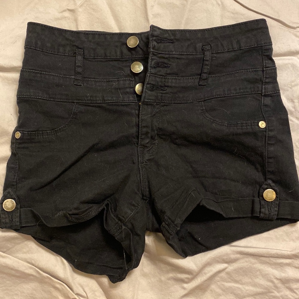 BLACK HIGH WAISTED BUTTON SHORTS